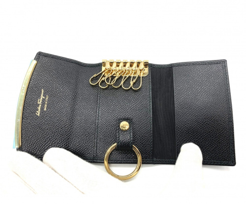 Salvatore Ferragamo（サルヴァトーレ フェラガモ）Salvatore Ferragamo (サルヴァトーレフェラガモ) 6連キーケース ブラック 未使用品 ガンチーニ 22D197の古着・服飾アイテム