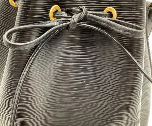 LOUIS VUITTON（ルイ ヴィトン）LOUIS VUITTON (ルイ ヴィトン) ショルダーバッグ ブラック エピ M59002 AR0944の古着・服飾アイテム