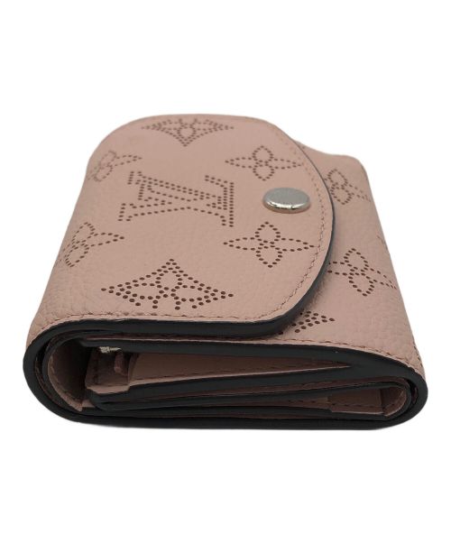 LOUIS VUITTON（ルイ ヴィトン）LOUIS VUITTON (ルイ ヴィトン) 3マヒナ ポルトフォイユ イリス つ折り財布 ピンクの古着・服飾アイテム