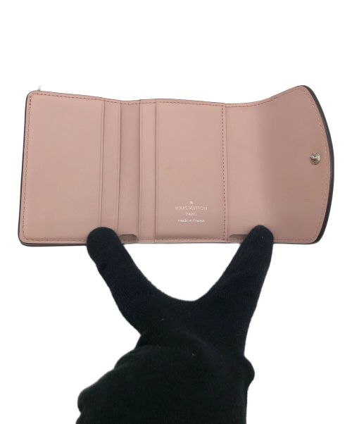 LOUIS VUITTON（ルイ ヴィトン）LOUIS VUITTON (ルイ ヴィトン) 3マヒナ ポルトフォイユ イリス つ折り財布 ピンクの古着・服飾アイテム