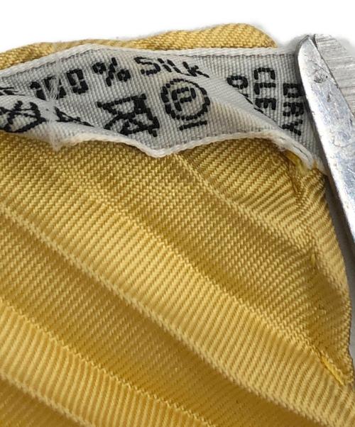 HERMES（エルメス）HERMES (エルメス) courbettes et cabrioles　カレ90 プリーツスカーフ イエローの古着・服飾アイテム