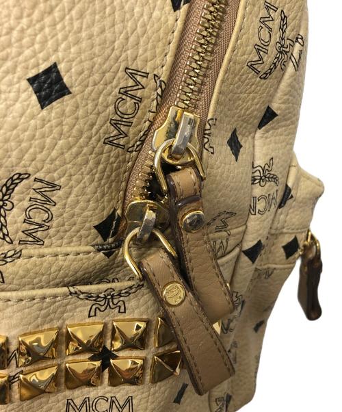 MCM（エムシーエム）MCM (エムシーエム) MMK3AVE371G001　スタッズリュック ベージュの古着・服飾アイテム