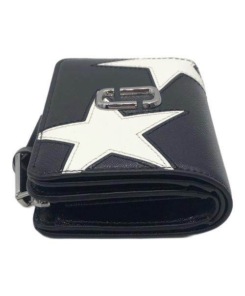 MARC JACOBS（マークジェイコブズ）MARC JACOBS (マークジェイコブス) ザ スター パッチワーク ユーティリティ スナップショット コンパクト ウォレット ミニ ブラック×ホワイトの古着・服飾アイテム