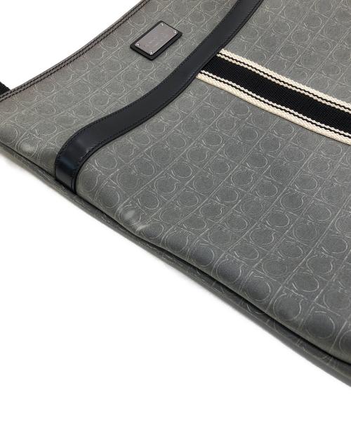 Salvatore Ferragamo（サルヴァトーレ フェラガモ）Salvatore Ferragamo (サルヴァトーレ フェラガモ) ショルダーバッグ グレーの古着・服飾アイテム