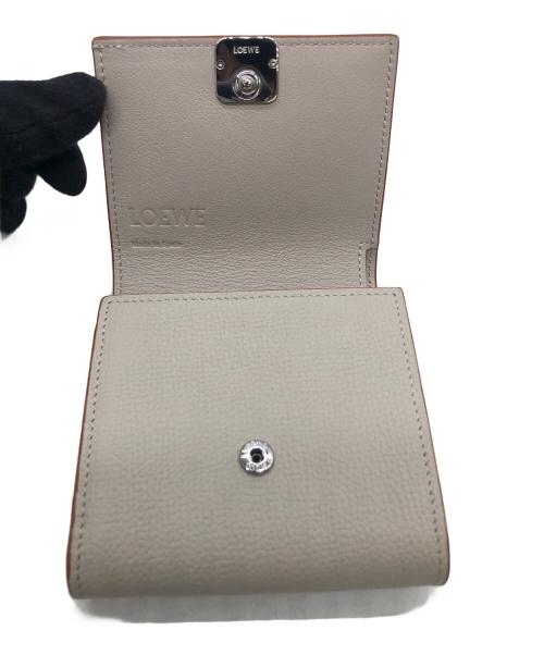 LOEWE（ロエベ）LOEWE (ロエベ) アナグラム コンパクト フラップウォレット ベージュの古着・服飾アイテム