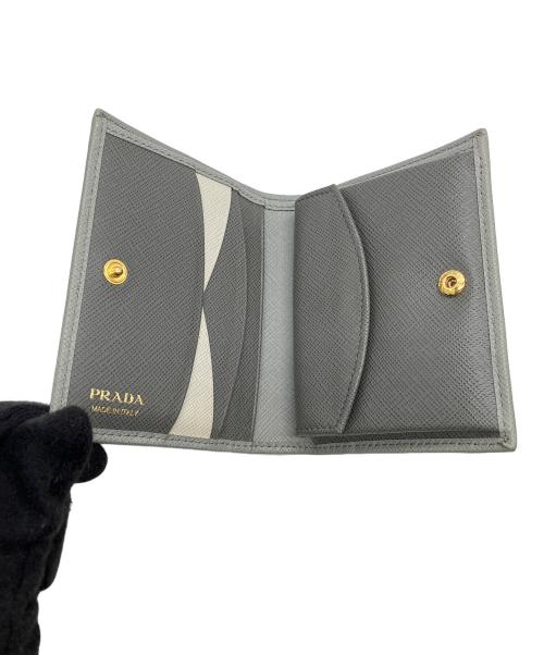 PRADA（プラダ）PRADA (プラダ) 2つ折り財布 グレーの古着・服飾アイテム