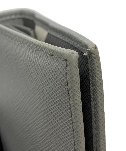 PRADA（プラダ）PRADA (プラダ) 2つ折り財布 グレーの古着・服飾アイテム