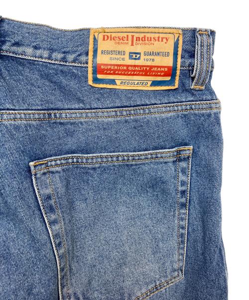 DIESEL（ディーゼル）DIESEL (ディーゼル) エンボスビッグロゴ　デニムパンツ インディゴ サイズ:30の古着・服飾アイテム