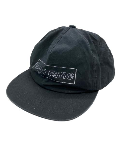 SUPREME（シュプリーム）SUPREME (シュプリーム) キャップ　KAWS Chalk Logo ブラックの古着・服飾アイテム