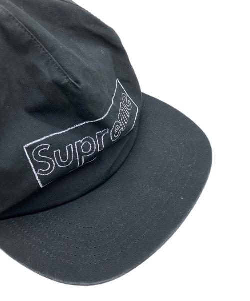 SUPREME（シュプリーム）SUPREME (シュプリーム) キャップ　KAWS Chalk Logo ブラックの古着・服飾アイテム
