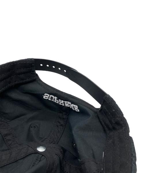 SUPREME（シュプリーム）SUPREME (シュプリーム) キャップ　KAWS Chalk Logo ブラックの古着・服飾アイテム