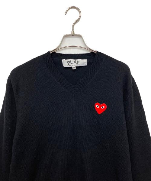 PLAY COMME des GARCONS（プレイコムデギャルソン）PLAY COMME des GARCONS (プレイコムデギャルソン) ハートワッペンVネックニット ブラック サイズ:Mの古着・服飾アイテム