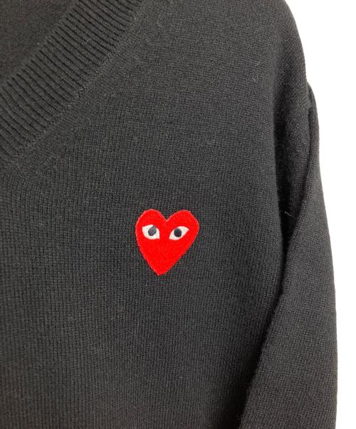 PLAY COMME des GARCONS（プレイコムデギャルソン）PLAY COMME des GARCONS (プレイコムデギャルソン) ハートワッペンVネックニット ブラック サイズ:Mの古着・服飾アイテム