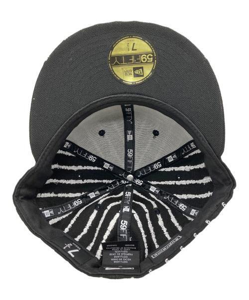 New Era（ニューエラ）New Era (ニューエラ) SUPREME (シュプリーム) TEXT STRIPE　キャップ ブラック サイズ:７　1/2の古着・服飾アイテム
