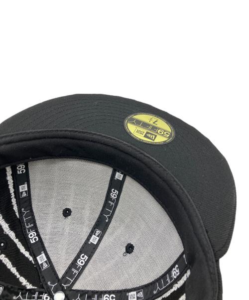 New Era（ニューエラ）New Era (ニューエラ) SUPREME (シュプリーム) TEXT STRIPE　キャップ ブラック サイズ:７　1/2の古着・服飾アイテム