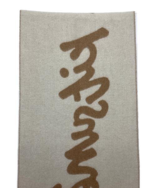maison kitsune（メゾンキツネ）MAISON KITSUNE (メゾンキツネ) ハンドライティング スカーフ ベージュの古着・服飾アイテム