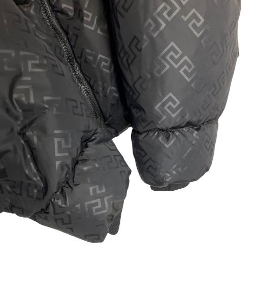 VERSACE（ヴェルサーチェ）VERSACE (ヴェルサーチェ) モノグラムダウンジャケット ブラック サイズ:50の古着・服飾アイテム