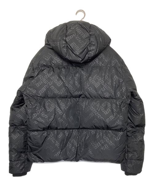 VERSACE（ヴェルサーチェ）VERSACE (ヴェルサーチェ) モノグラムダウンジャケット ブラック サイズ:50の古着・服飾アイテム