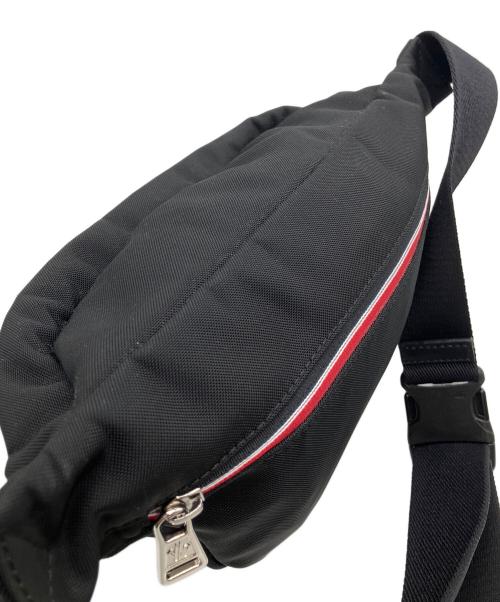 MONCLER（モンクレール）MONCLER (モンクレール) MONCLER Durance ベルトバッグ ブラック×レッドの古着・服飾アイテム