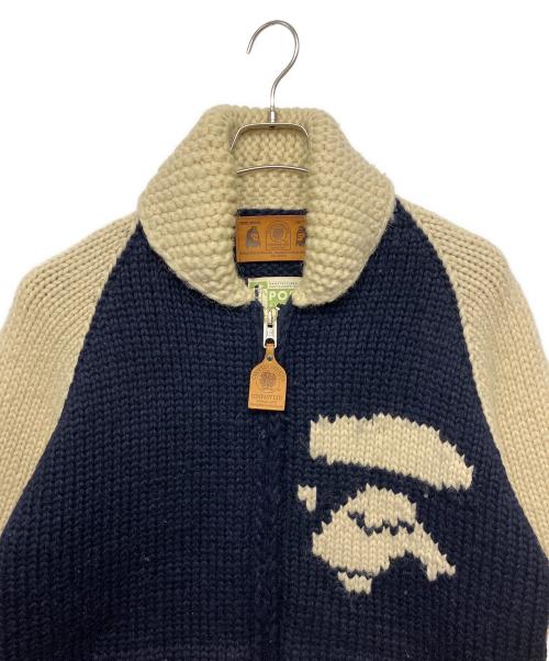 POST OVERALLS（ポストオーバーオールズ）POST OVERALLS (ポストオーバーオールズ) CANADIAN SWEATER (カナディアンセーター) A BATHING APE (ア ベイシング エイプ) ニットジャケット ベージュ×ネイビー サイズ:不明の古着・服飾アイテム