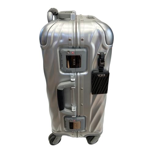 TUMI（トゥミ）TUMI (トゥミ) キャリーバッグ シルバー 19 DEGREE ALUMINUM 19 DEGREE ALUMINUMの古着・服飾アイテム