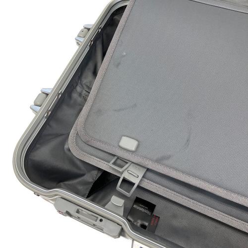 TUMI（トゥミ）TUMI (トゥミ) キャリーバッグ シルバー 19 DEGREE ALUMINUM 19 DEGREE ALUMINUMの古着・服飾アイテム
