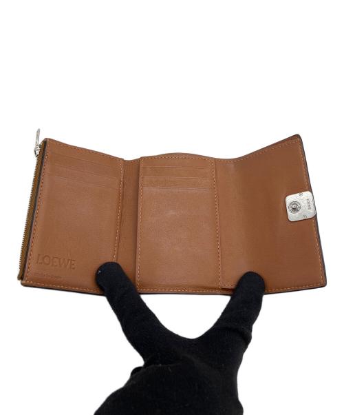 LOEWE（ロエベ）LOEWE (ロエベ) トライフォールドウォレット ペブルグレイン 2つ折り財布 ブラウンの古着・服飾アイテム