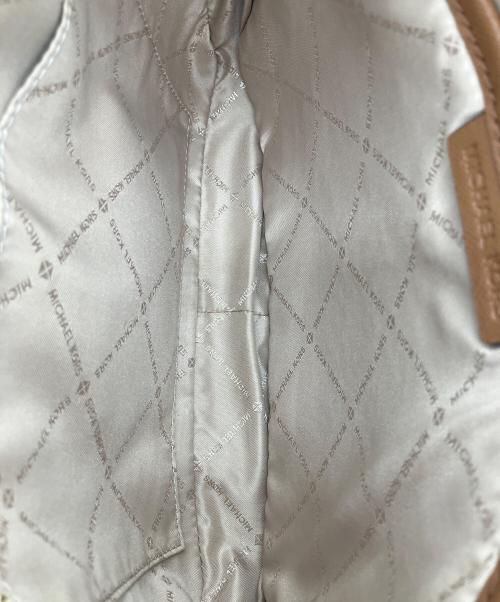 MICHAEL KORS（マイケル・コース）MICHAEL KORS (マイケル・コース) ショルダーバッグ ホワイト×ブラウンの古着・服飾アイテム