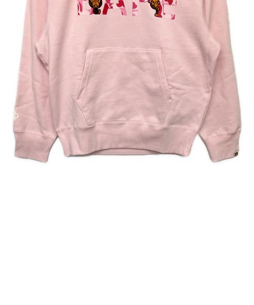 A BATHING APE（アベイシングエイプ）A BATHING APE (アベイシングエイプ) ABC CAMO LOGO WITH BABY LISA PULLOVER HOODIE ピンク サイズ:S 未使用品の古着・服飾アイテム