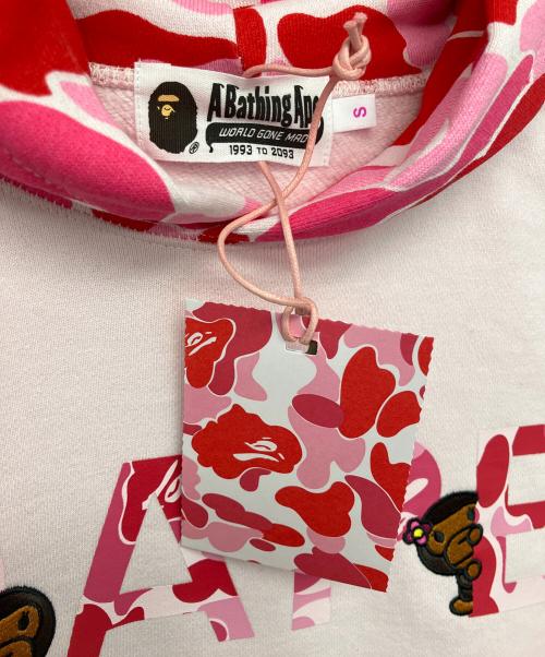 A BATHING APE（アベイシングエイプ）A BATHING APE (アベイシングエイプ) ABC CAMO LOGO WITH BABY LISA PULLOVER HOODIE ピンク サイズ:S 未使用品の古着・服飾アイテム