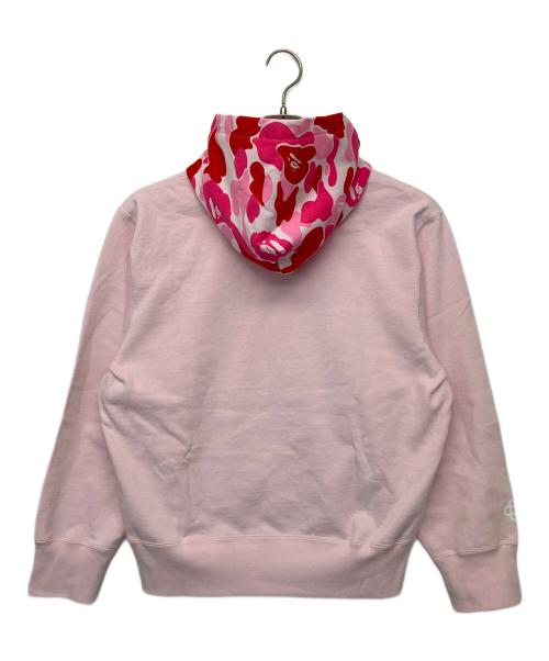 A BATHING APE（アベイシングエイプ）A BATHING APE (アベイシングエイプ) ABC CAMO LOGO WITH BABY LISA PULLOVER HOODIE ピンク サイズ:S 未使用品の古着・服飾アイテム