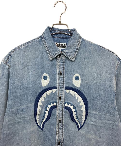 A BATHING APE（アベイシングエイプ）A BATHING APE (アベイシングエイプ) SHARK LIGHT DENIM L/S SHIRT インディゴ サイズ:M 未使用品の古着・服飾アイテム