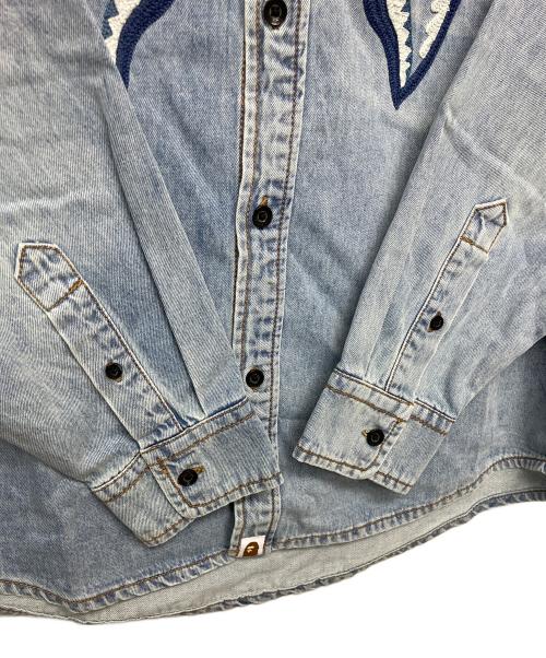 A BATHING APE（アベイシングエイプ）A BATHING APE (アベイシングエイプ) SHARK LIGHT DENIM L/S SHIRT インディゴ サイズ:M 未使用品の古着・服飾アイテム