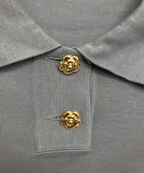 CHANEL（シャネル）CHANEL (シャネル) ポロシャツ ゴールドカメリアボタン グレー サイズ:34の古着・服飾アイテム