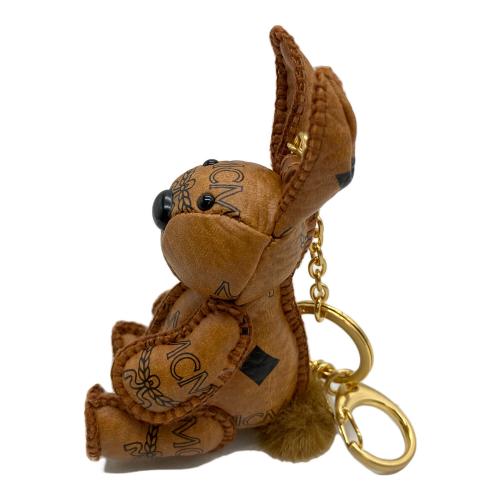 MCM（エムシーエム）MCM (エムシーエム) ヴィセトス ラビットチャーム ブラウンの古着・服飾アイテム