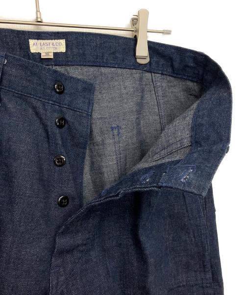 ATLAST & CO（アットラスト）ATLAST & CO (アットラスト) デニムパンツ インディゴ サイズ:30の古着・服飾アイテム