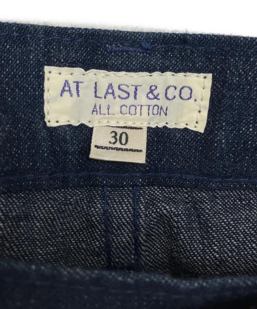 ATLAST & CO（アットラスト）ATLAST & CO (アットラスト) デニムパンツ インディゴ サイズ:30の古着・服飾アイテム