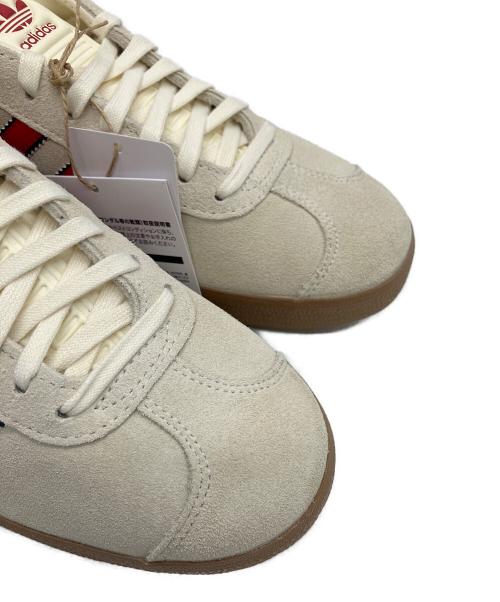 adidas（アディダス）adidas (アディダス) JS3040　ガゼル　スニーカー アイボリー サイズ:23cm 未使用品の古着・服飾アイテム