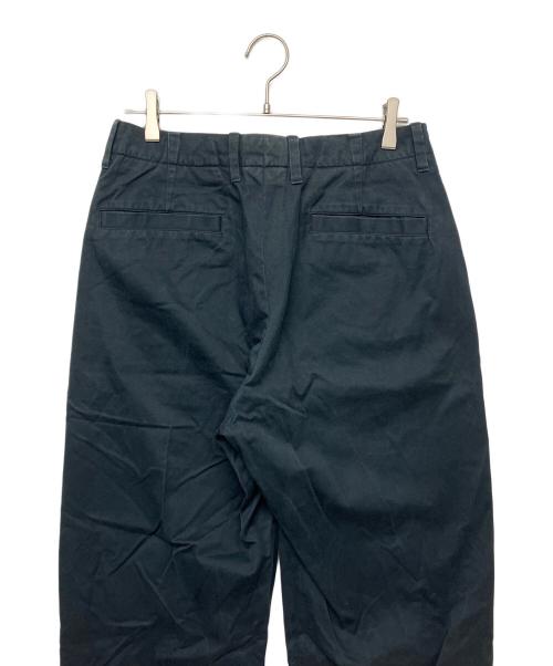 UNIVERSAL PRODUCTS.（ユニバーサルプロダクツ）UNIVERSAL PRODUCTS. (ユニバーサルプロダクツ) NO TUCK WIDE CHINO TROUSERS ブラック サイズ:２の古着・服飾アイテム