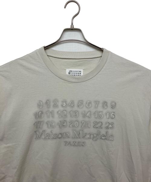 Maison Margiela（メゾンマルジェラ）Maison Margiela (メゾンマルジェラ) カレンダーロゴエンブロイダー クルーネックTシャツ グレー サイズ:Sの古着・服飾アイテム