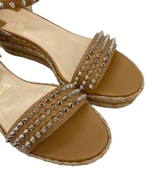 Christian Louboutin（クリスチャン・ルブタン）Christian Louboutin (クリスチャン・ルブタン) スタッズサンダル アイボリー サイズ:38の古着・服飾アイテム