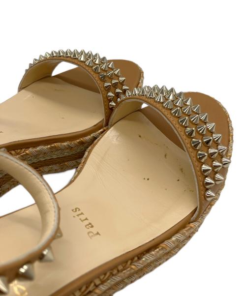 Christian Louboutin（クリスチャン・ルブタン）Christian Louboutin (クリスチャン・ルブタン) スタッズサンダル アイボリー サイズ:38の古着・服飾アイテム
