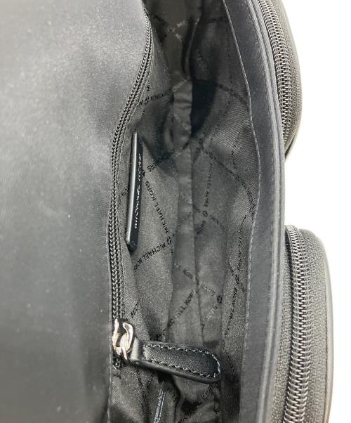 MICHAEL KORS（マイケルコース）MICHAEL KORS (マイケルコース) KHAI(カイ)ミディアムナイロンメッセンジャーバッグ ブラックの古着・服飾アイテム