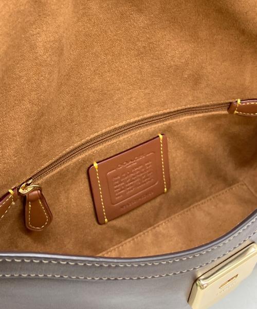 COACH（コーチ）COACH (コーチ) エッタ スモール フラップ ショルダー バッグ ブラウンの古着・服飾アイテム