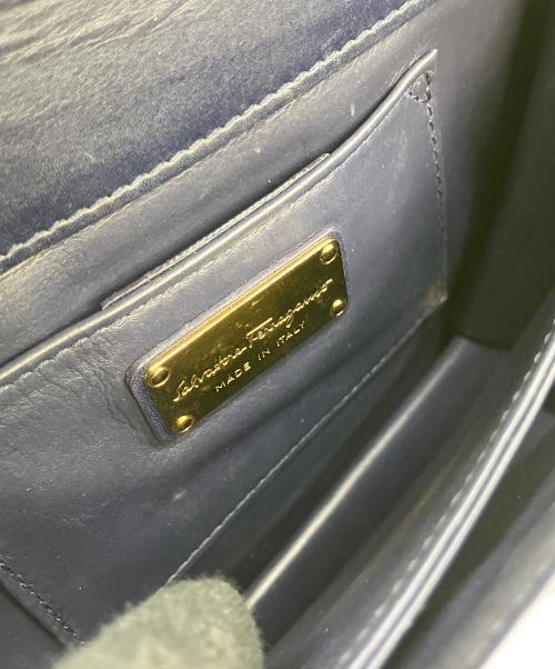 Salvatore Ferragamo（サルヴァトーレ フェラガモ）Salvatore Ferragamo (サルヴァトーレ フェラガモ) チェーンショルダーバッグ ネイビーの古着・服飾アイテム