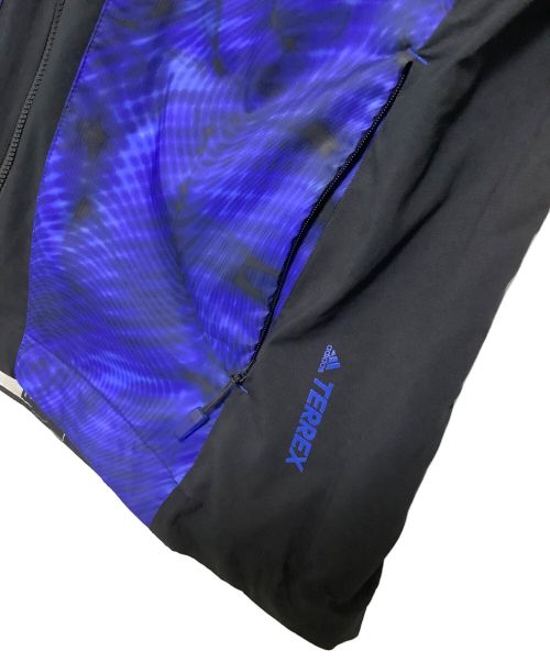 adidas（アディダス）adidas (アディダス) WHITE MOUNTAINEERING (ホワイトマウンテ二アニング) adidas 	WHITE MOUNTAINEERINGTX AGRAVIC ALPHASHIELD VEST ブルー×ブラックの古着・服飾アイテム