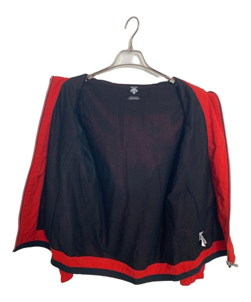 DESCENTE（デサント）DESCENTE (デサント) DESCENTE ウォーム オーセンティックロゴ フーディー レッド×ブラック サイズ:Sの古着・服飾アイテム