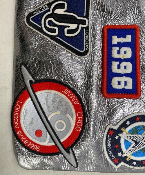 JIMMY CHOO（ジミーチュウ）JIMMY CHOO (ジミーチュウ) メタリックワッペンクラッチバッグ シルバー×ブラックの古着・服飾アイテム