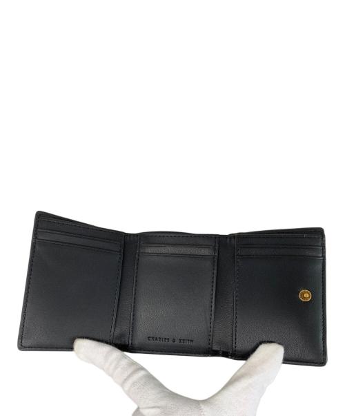 CHARLES & KEITH（チャールズアンドキース）CHARLES & KEITH (チャールズ＆キース) CHARLES & KEITH ブレアメタリックアクセントショートウォレット ブラックの古着・服飾アイテム