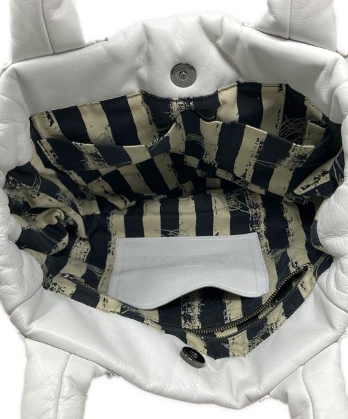 Vivienne Westwood（ヴィヴィアンウエストウッド）Vivienne Westwood (ヴィヴィアンウエストウッド) Vivienne Westwood オーブパンチング ハンドバッグ ホワイトの古着・服飾アイテム